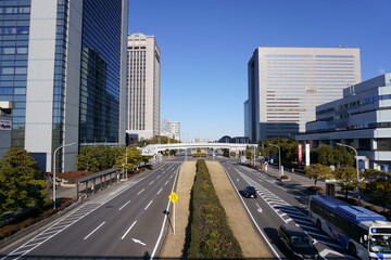 休日のビジネス街の通り