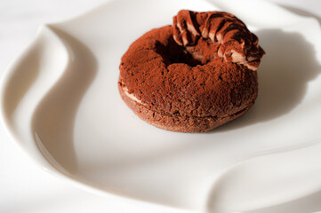 チョコホイップドーナツ　お洒落な皿と白背景　ふんわり仕上げ