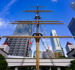 Fototapeta na wymiar 東京湾に面した竹芝埠頭公園の帆船帆柱（東京都港区）
