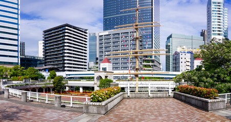 東京湾に面した竹芝埠頭公園の帆船帆柱（東京都港区）