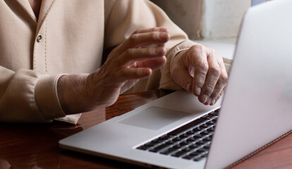 Obraz premium Very elderly woman happily holding a laptop