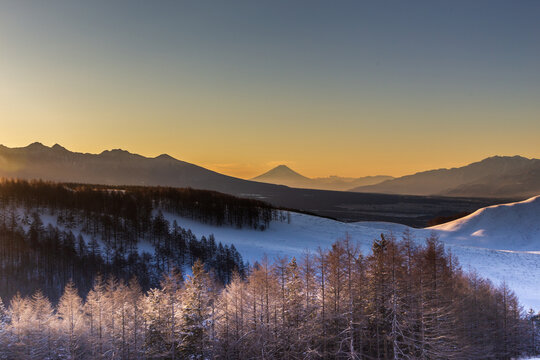 冬の霧ヶ峰から夜明けの富士山と朝日に輝く霧氷 © Umibozze
