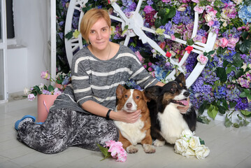 Obraz premium happy woman with two corgi dogs