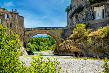 Römische Brücke in Vaison la Romaine in der Provence - obrazy, fototapety, plakaty