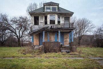 Head on view of an abandoned house in heavy disrepair - 488997014