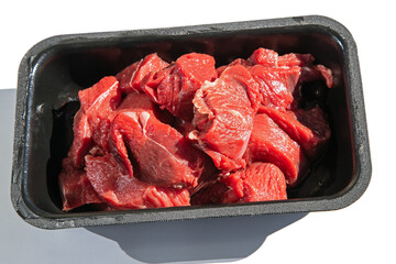 Plat de viande crue de bœuf.