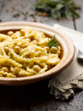 Chickpea soup with pasta