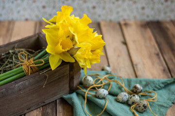 Blumenstrauß mit Narzissen in Ziegelform, Dekoration für den Frühling in Holzkiste mit Blumen,...