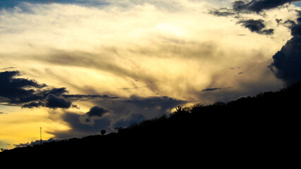 nuvens sobre a a montanha ao entardecer. 