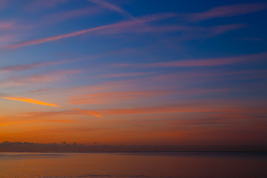 Trazos En El Cielo De Color Naranja Al Amanecer Con Fondo Azul