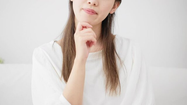 考える若い女性