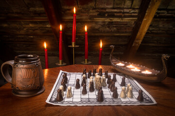 Figuren des Brettspiels Hnefatafl, Kerzenständer, Metkrug, Kerzen