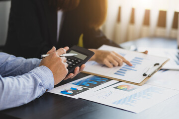 The business team discusses audit calculations and analysis of business reports.