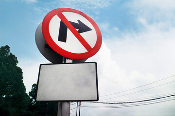 traffic sign board no turning right with a blank board underneath