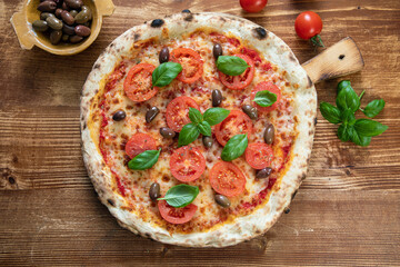 pizza margherita con pomodoro freesco