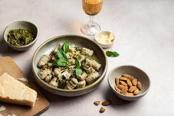 assiette de gnocchis fait maison au sarrasin avec sauce pesto aux amande et parmesan