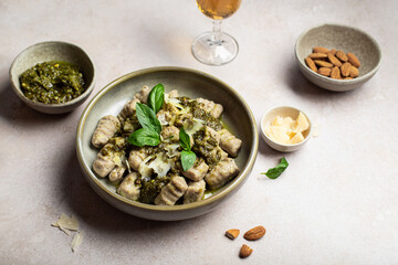 assiette de gnocchis fait maison au sarrasin avec sauce pesto aux amande et parmesan