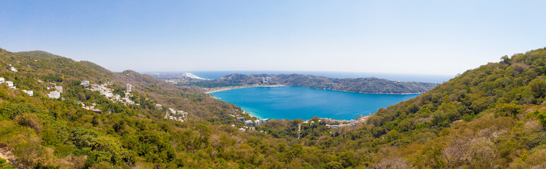 Fototapeta na wymiar Acapulco vista de la bahia de puerto marquez y diamante