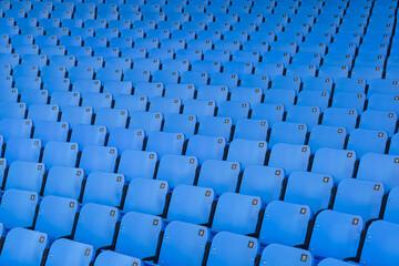 ensemble de sièges bleu numérotés de salle de spectacles