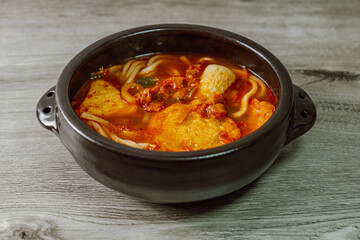 kimchi nabe udon (Japanese-style Kimchi Hot Pot Udon)