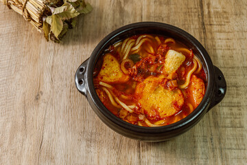 kimchi nabe udon (Japanese-style Kimchi Hot Pot Udon)