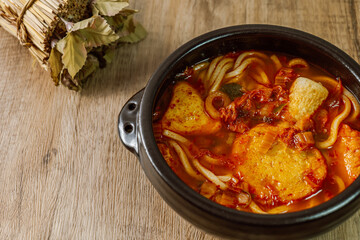 kimchi nabe udon (Japanese-style Kimchi Hot Pot Udon)
