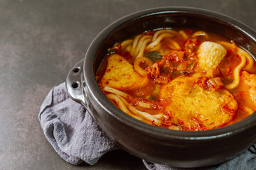 kimchi nabe udon (Japanese-style Kimchi Hot Pot Udon)