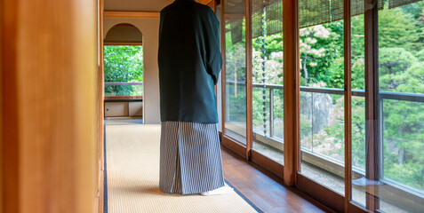 日本家屋の縁側の廊下に立つ羽織袴姿の新郎　結婚式　