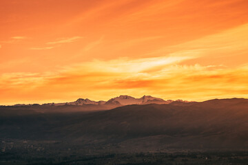 Nevado con el cielo naranja en los andes