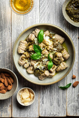 assiette de gnocchis fait maison au sarrasin avec sauce pesto aux amande et parmesan