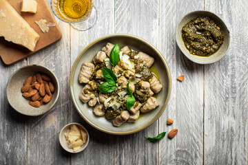 assiette de gnocchis fait maison au sarrasin avec sauce pesto aux amande et parmesan