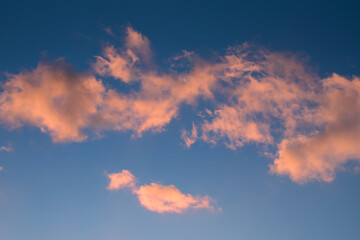błękitne niebo i różowe chmury o zachodzie słońca - obrazy, fototapety, plakaty