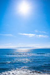 Naklejka na ściany i meble 青くて癒される美しい空と海と波と砂浜と水平線