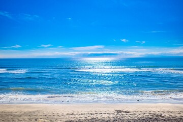 Fototapeta na wymiar 青くて癒される美しい空と海と波と砂浜と水平線