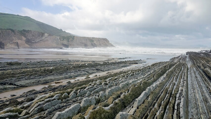 Vista de varios de los flysch geológicos que datan de miles de años en la preciosa playa vasca de...