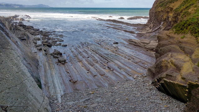 Peque&ntilde;a y hermosa cala en la playa vasca de Zumaia cuando la marea empieza a subir y el mar Cant&aacute;brico empieza a cubrir el flysch que la forma.