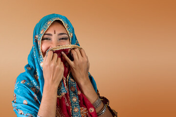 Retrato de mujer de la india con ropas tradicionales, riéndose 