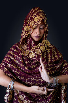Mujer hind&uacute; haciendo mudras y bailando