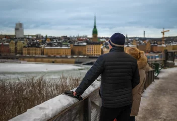 Fotobehang Personer som tittar pa utsikten fran Monteliusvagen pa Sodermalm, Stockholm, Sverige © MindGem
