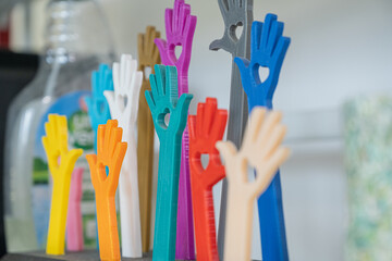 mains et coeurs colorés, mains levées, vote et solidarité