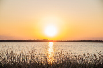 Fototapeta na wymiar Couché de soleil sur le lac
