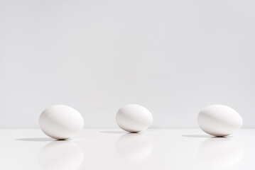 Tres huevos aislado sobre una mesa blanca	