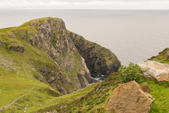 Panorama irlandese con scogliere e oceano