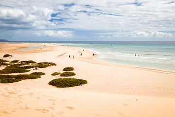 Crédence de cuisine en verre imprimé Plage de Sotavento, Fuerteventura, Îles Canaries La belle plage de sable de Risco del Paso à Fuerteventura avec les touristes