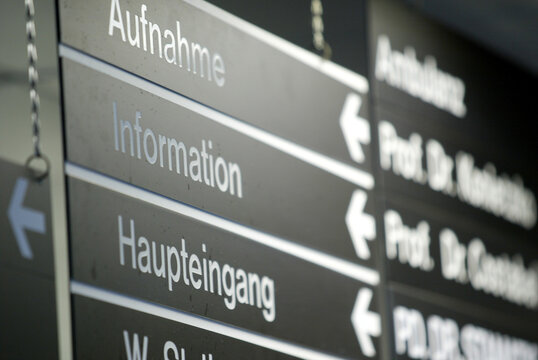 Wegweiser zur Orientierung in einem Krankenhaus 