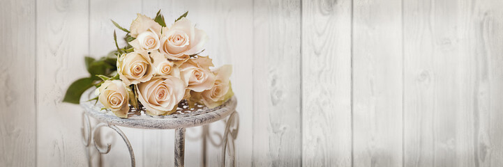 Bunt Rosen, helles Holzhintergrund, Banner