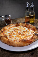 Pizza lista para comer con queso mozzarella, queso azul, queso campesino y queso parmesano en un...