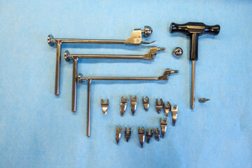 ispecial nstruments for the explantation of a cementless hip prosthesis