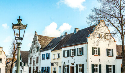 Fassaden und Dächer am Marktplatz in Alt-Kaster bei Bedburg