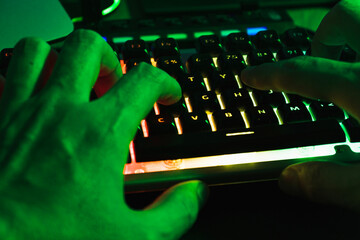 teclado gamer programador jogos mão digitando no teclado rgb verde colorido programando